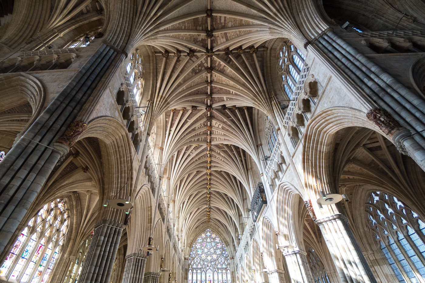 Intérieur et voûtes de la cathédrale d'Exeter en Angleterre au Royaume-Uni