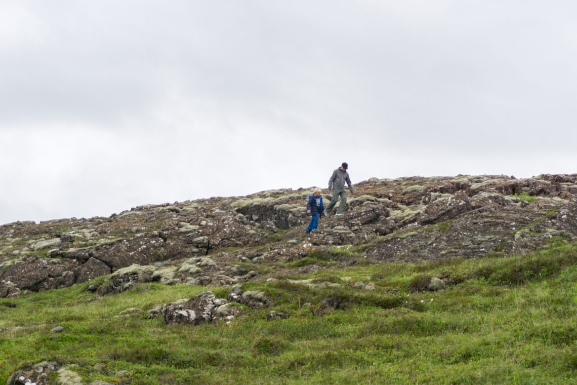 Idiots qui marchent hors des sentiers battus en Islande - Tourisme responsable