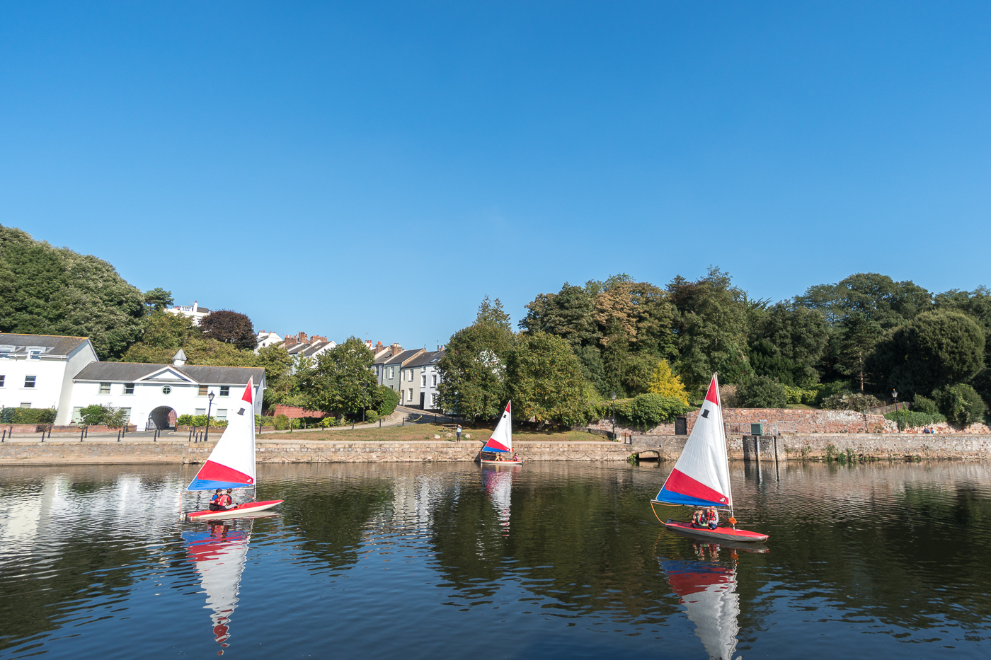 Petits voiliers sur l'eau au Exeter Quayside