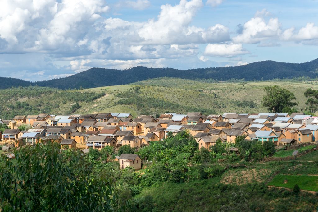 Maisons au loin - Village de Madagascar