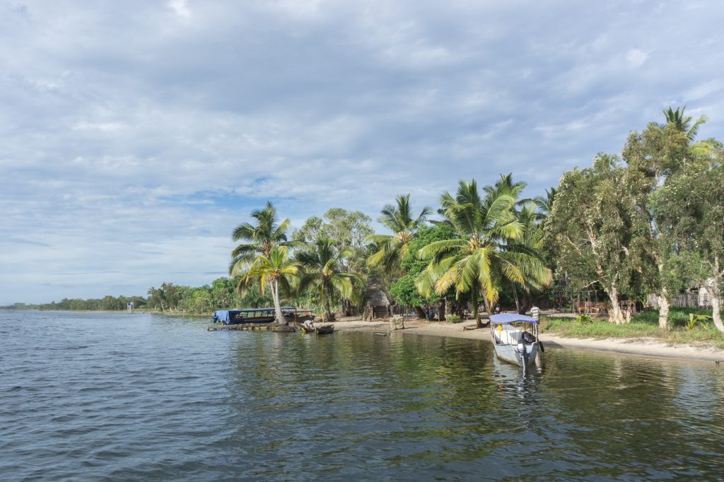 Palmiers et bateaux en bordure de rivière du canal des Pangalanes