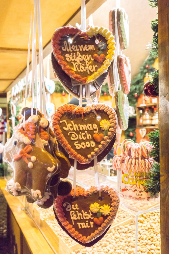 Lebkuchen, biscuits en coeur suspendus à manger dans les marchés de Noël