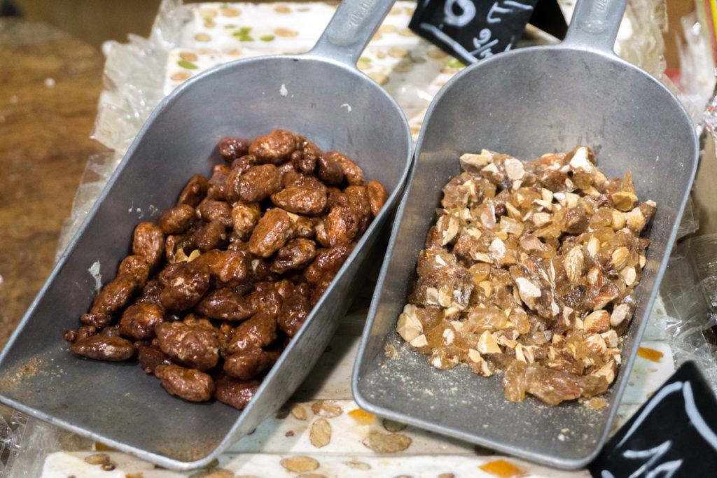 Noix et chouchous - Amandes sucrées à goûter dans les marchés de Noël européens