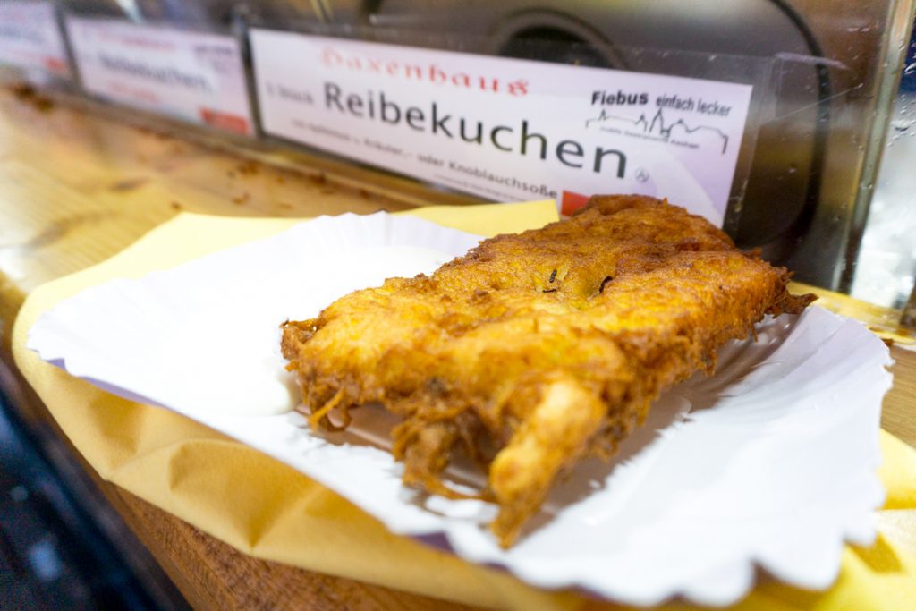 Reibekuchen, galettes de patates à manger au marché de Noël en Allemagne