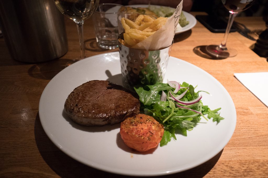 Steak et frites au Harry's Restaurant