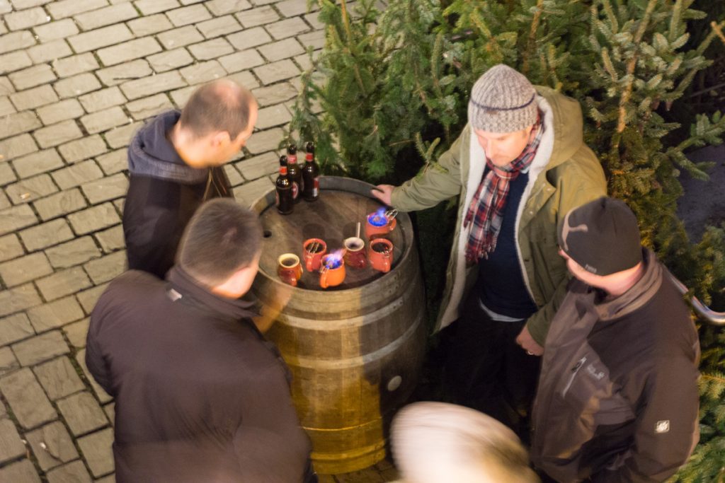 Touristes qui boivent du vin chaud au marché de Noël de Cologne, Kölner Weihnachtmarkt