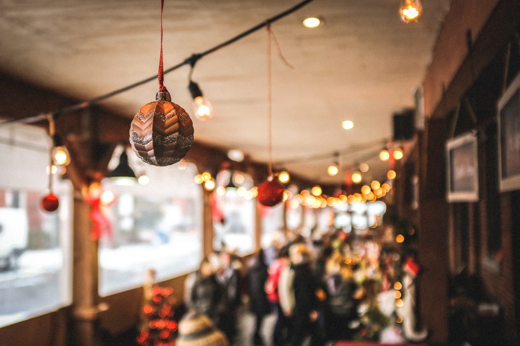 Boule suspendue dans un Marché de Noël du Québec