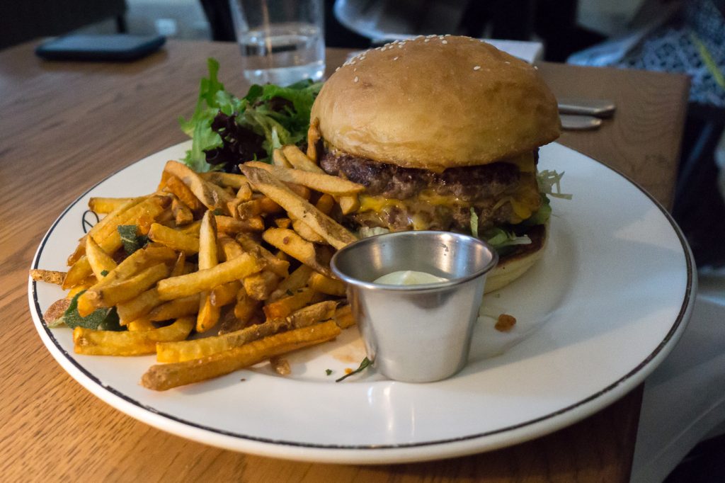 Burger gastronomie à Ottawa au Riviera, un des meilleurs restos du Canada