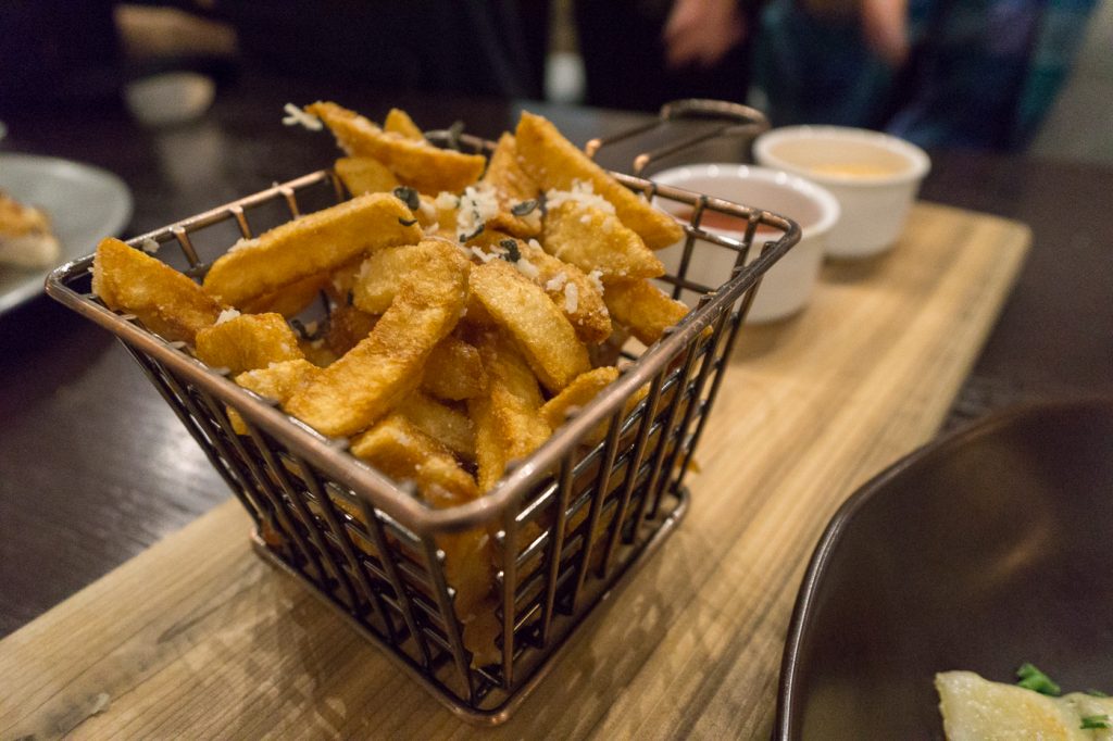 Frites au fromage - Zoe's Lounge où aller pour un 5 à 7 à Ottawa