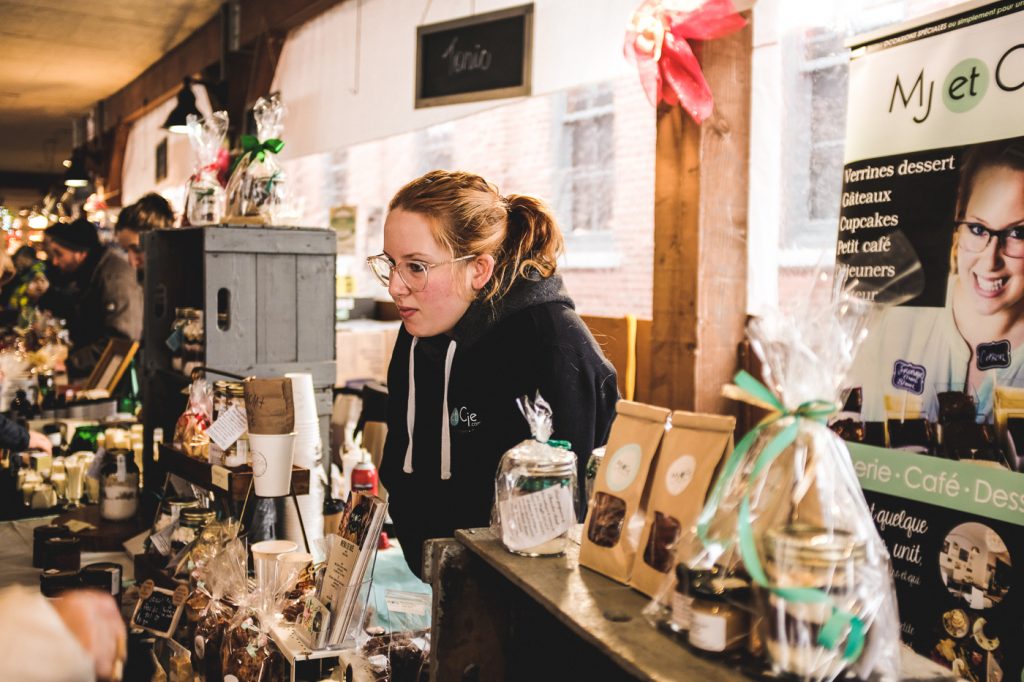 Vendeuse au marché de Noël du Vieux-St-Jean dans le Haut-Richelieu