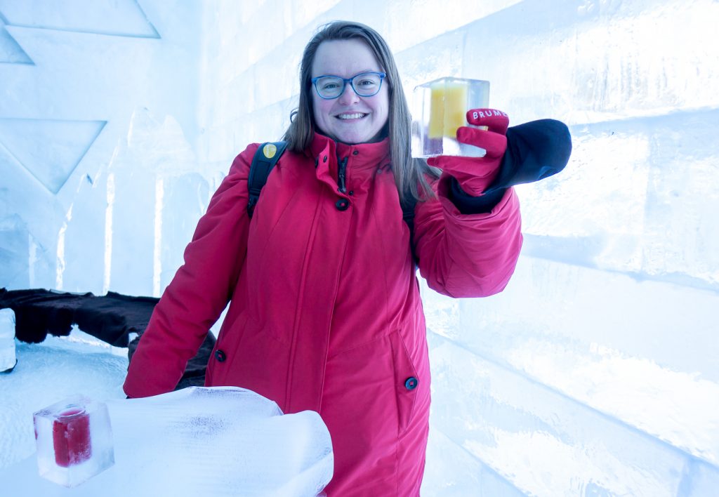 Jennifer avec cocktail de glace de l'hôtel de glace de Québec