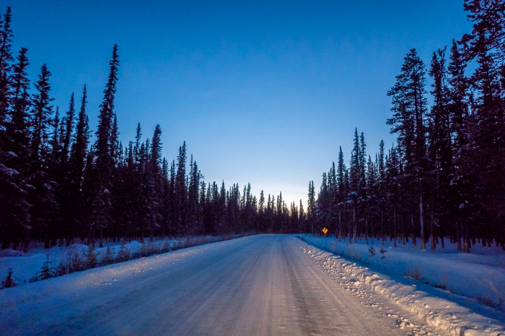 Annie Lake Road de soir près de Whitehorse, Yukon, Canada