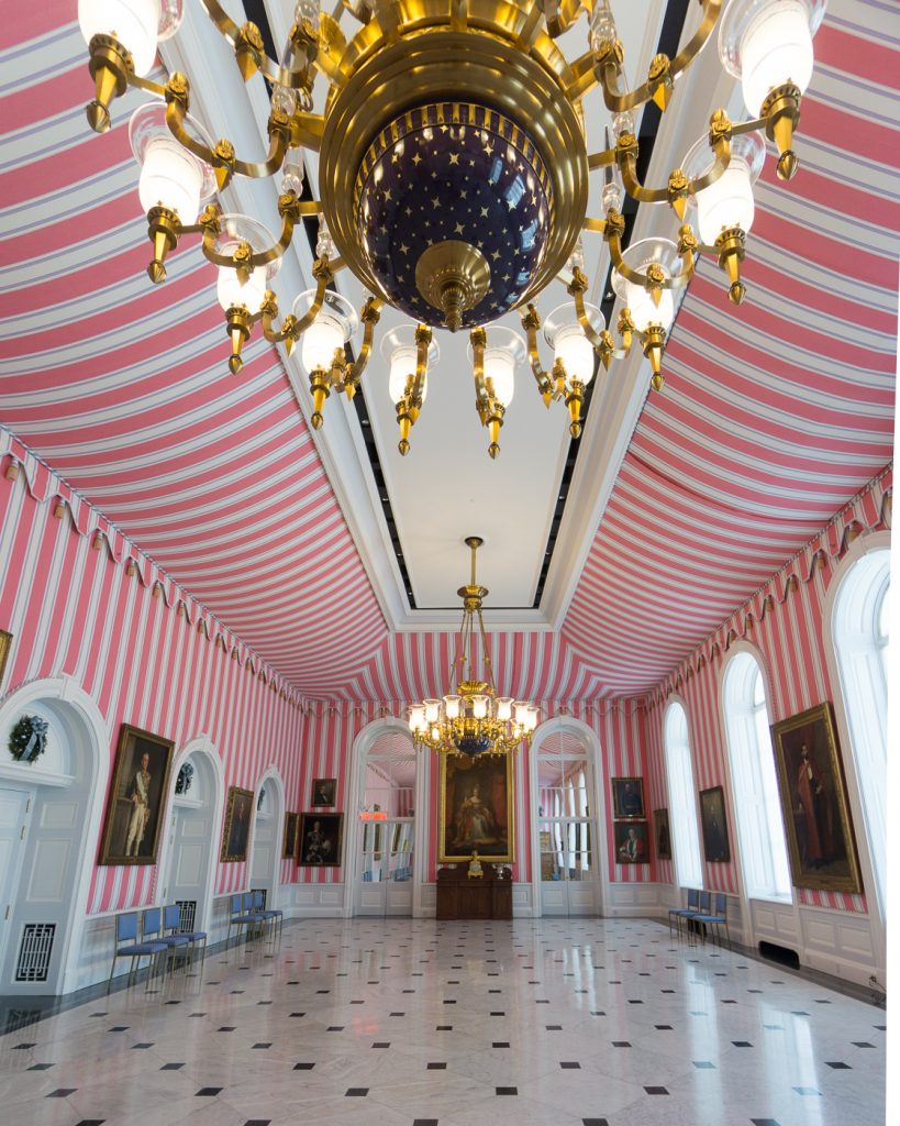 Salle de réception foraine, chandelier d'une tonne, Rideau Hall