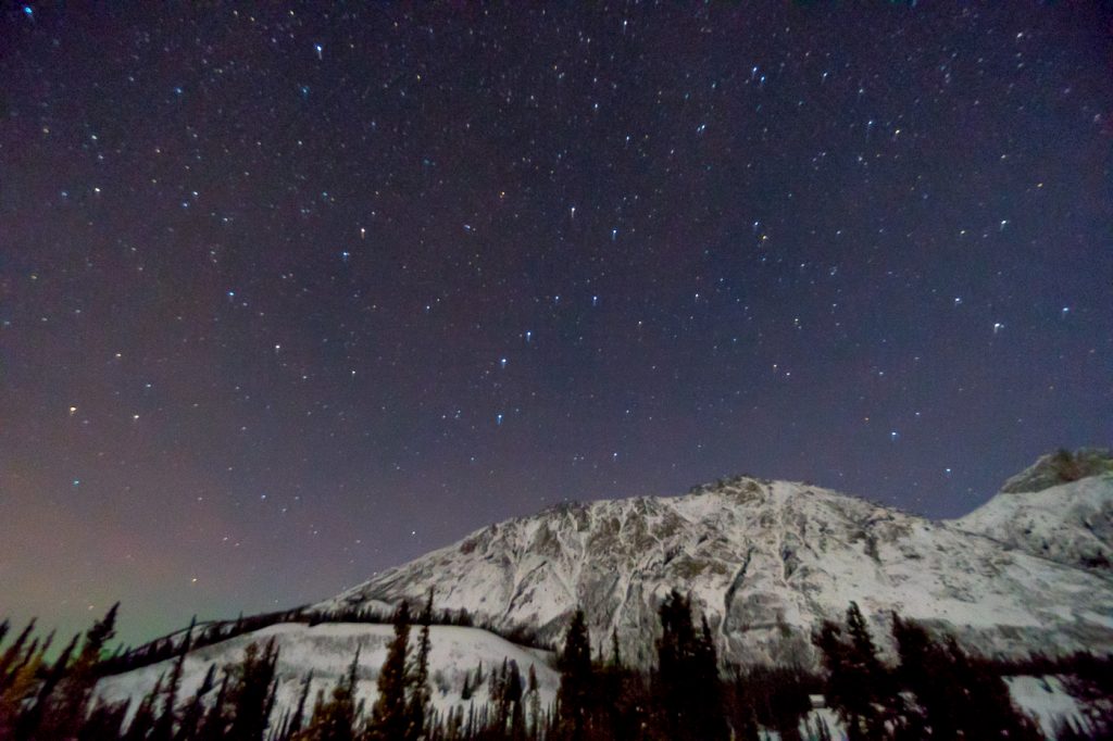 ciel coloré et étoiles au Gray Ridge Lodge de Mount Lorne Yukon