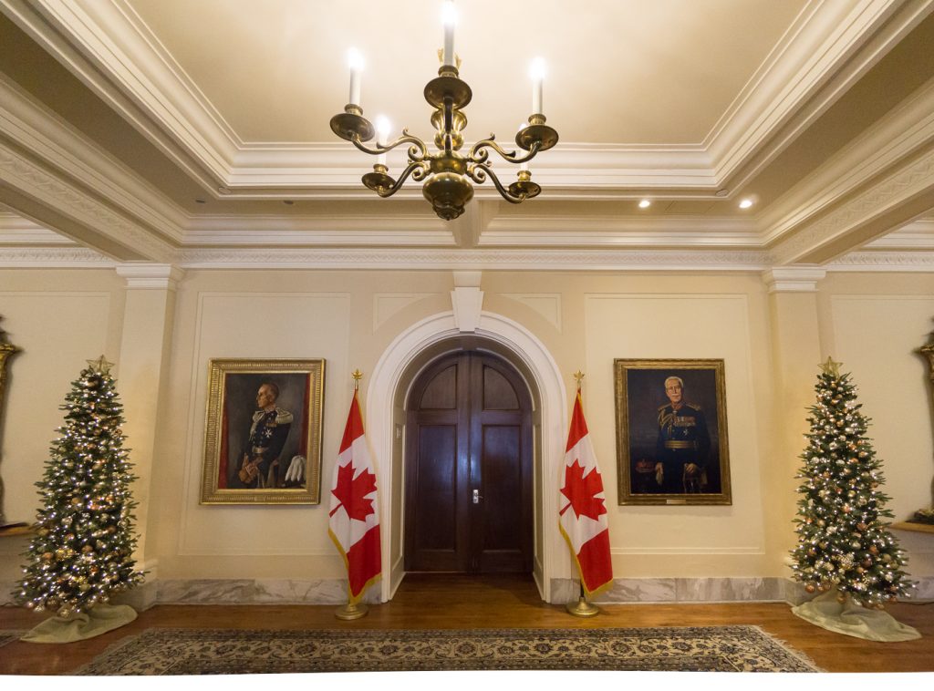 Entrée de Rideau Hall - Drapeaux du Canada et sapins