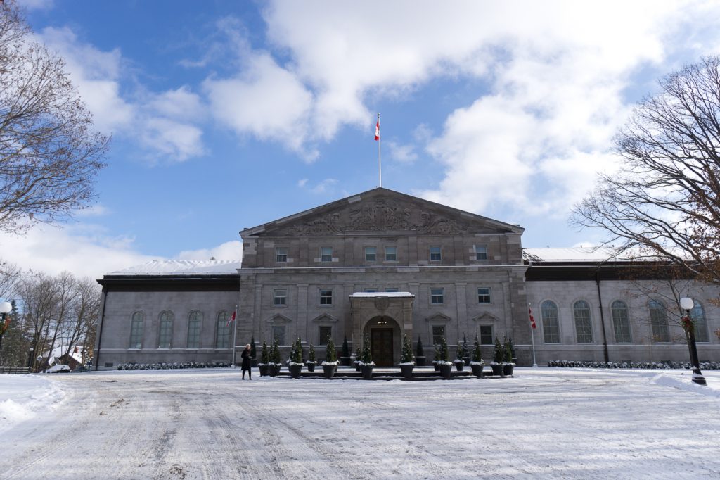 Entrée de Rideau Hall - Drapeaux du Canada et sapins