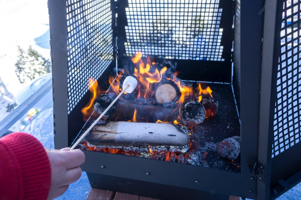 Guimauve à griller sur feu de bois - Carnaval de Québec