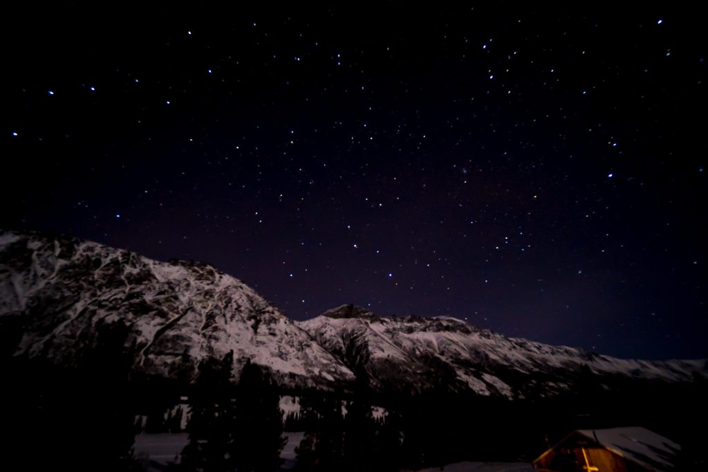 montagnes et ciel étoilé à , Whitehorse, Yukon en hiver