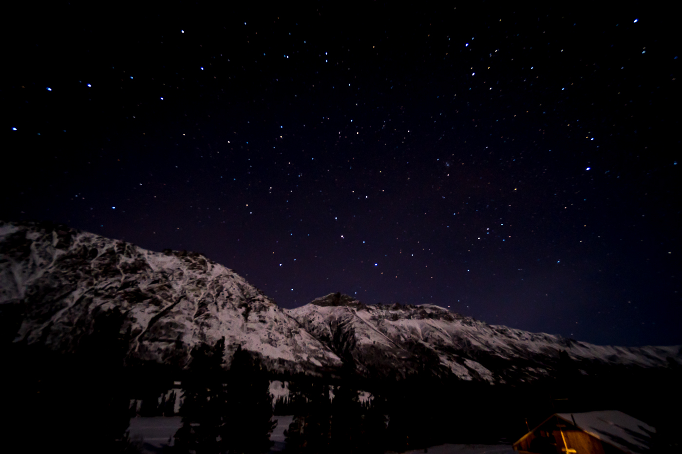 montagnes et ciel étoilé à Gray Ridge Lodge, Whitehorse, Yukon en hiver