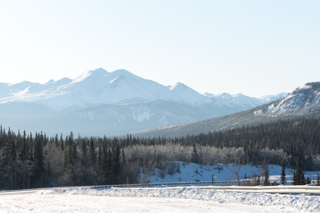 Montagnes lors d'un roadtrip au Yukon sur la Alaska Highway