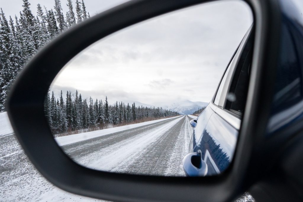 À faire au Yukon, la route enneigée de l'Alaska Highway