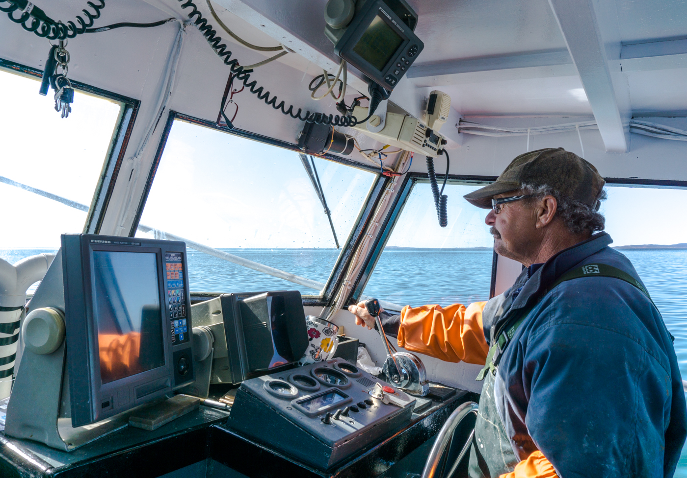 Jeannot aux commandes de son bateau homardier