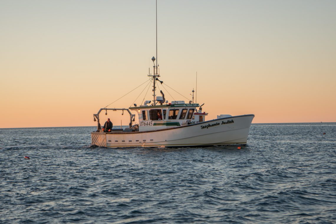 Lever du soleil à la pêche aux îles de la Madeleine