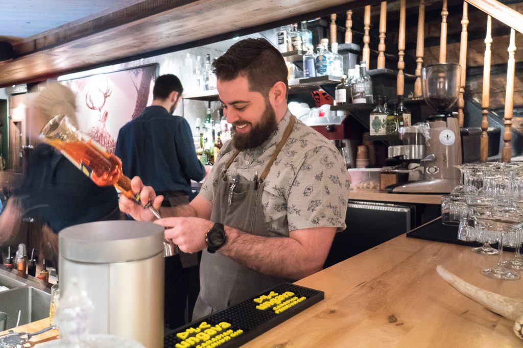 Mathieu, barman Le Buck pub gastronomique de Trois-Rivières à table