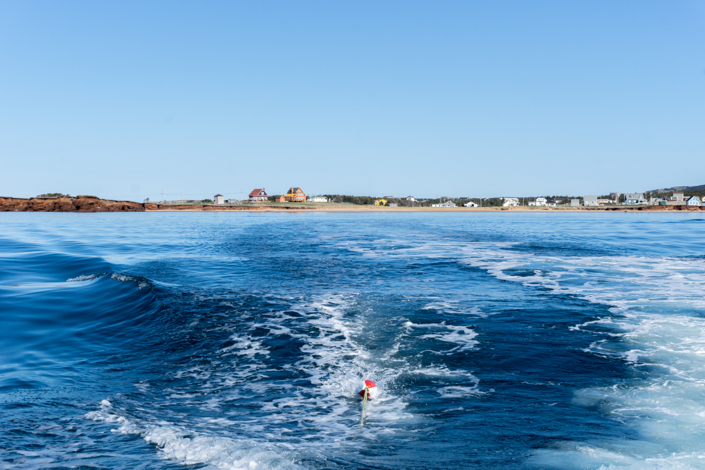 meur bleue devant le Gros-Cap - îles de la Madeleine, Québec, en bateau