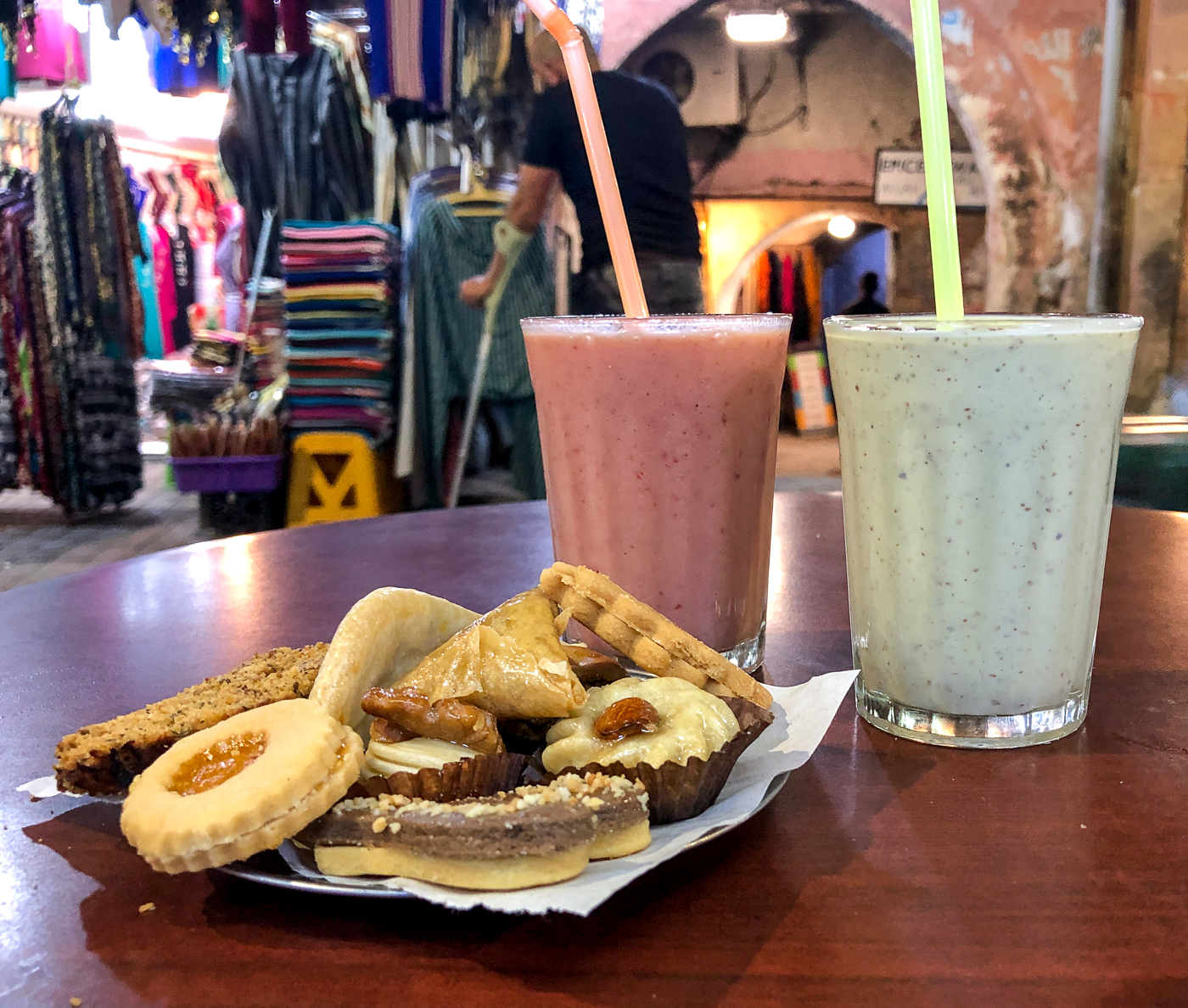 Biscuits et pâtisseries du Maroc avec smoothies