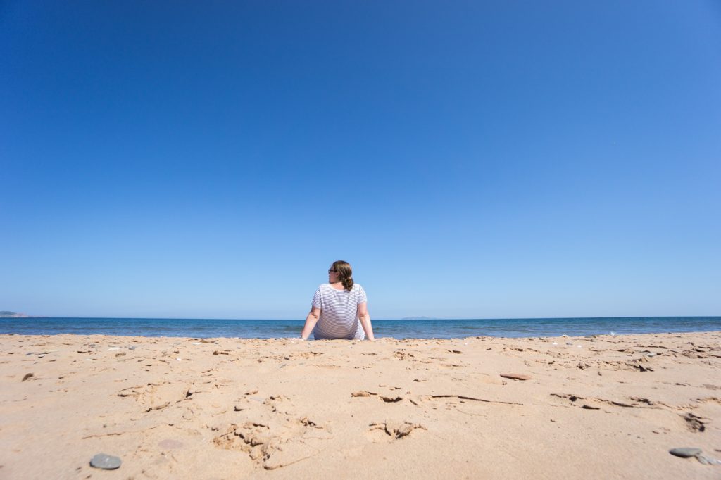 Jennifer à la plage des îles de la Madeleine, Cap-aux-Meules