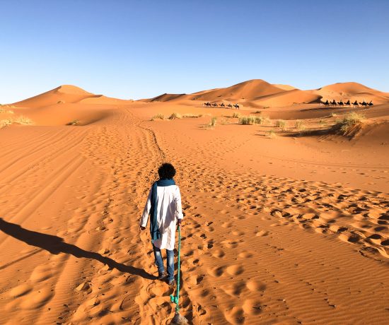 Berbère/Touareg dans le désert du Sahara au coucher de soleil de Merzouga