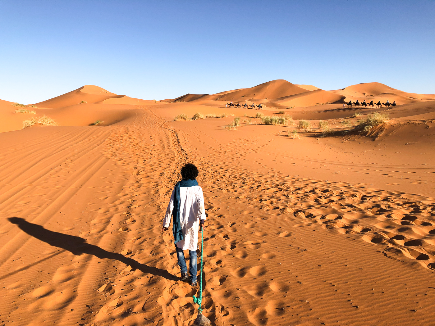 Berbère/Touareg dans le désert du Sahara au coucher de soleil de Merzouga