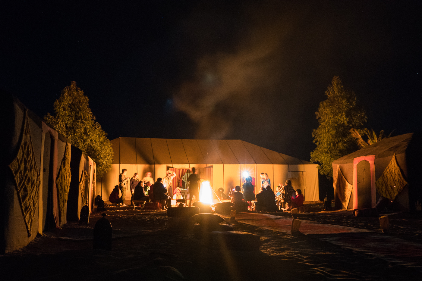 Chants berbères et feu de camp dans le désert du Sahara