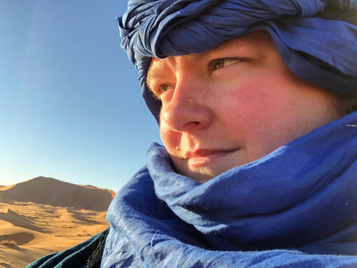 Jennifer avec chèche berbère dans le désert et les dunes du Sahara