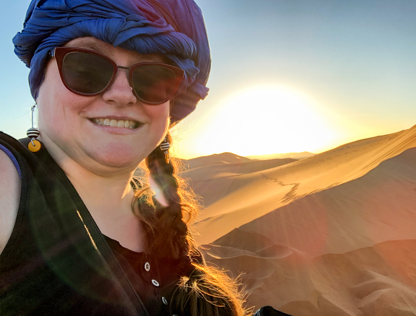 Jennifer avec chèche berbère dans le désert et les dunes du Sahara - Quoi faire au Maroc, les incontournables