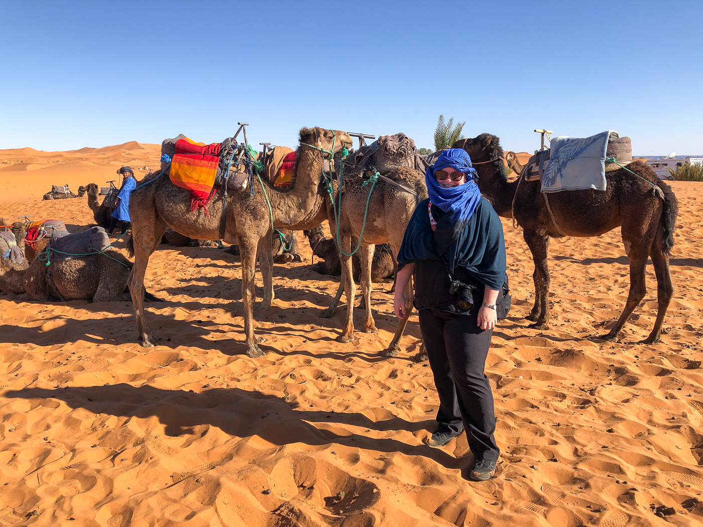 Jennifer avec dromadaires-chameaux vers le bivouac Azawad dans le Sahara