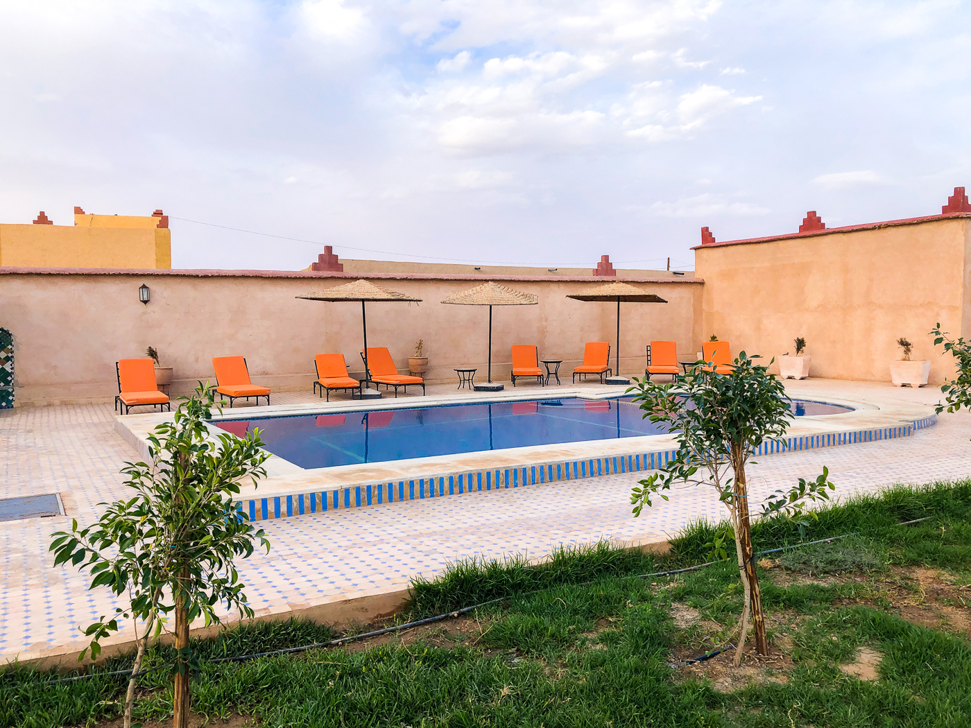 Piscine au Riad Azawad de Merzouga au Maroc