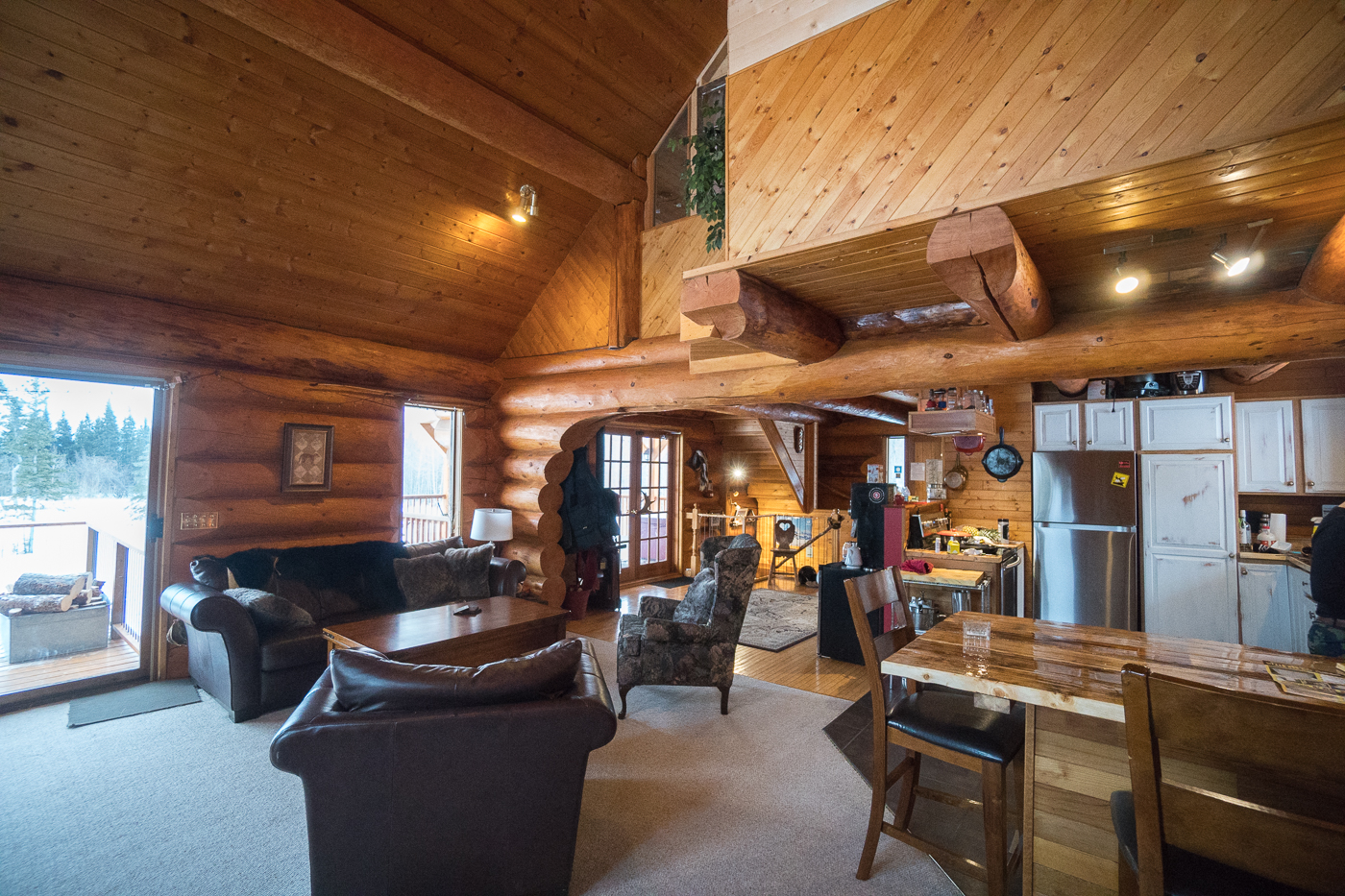 Salon du Mount Logan Lodge où dormir en voyage au Yukon - Haines Junction
