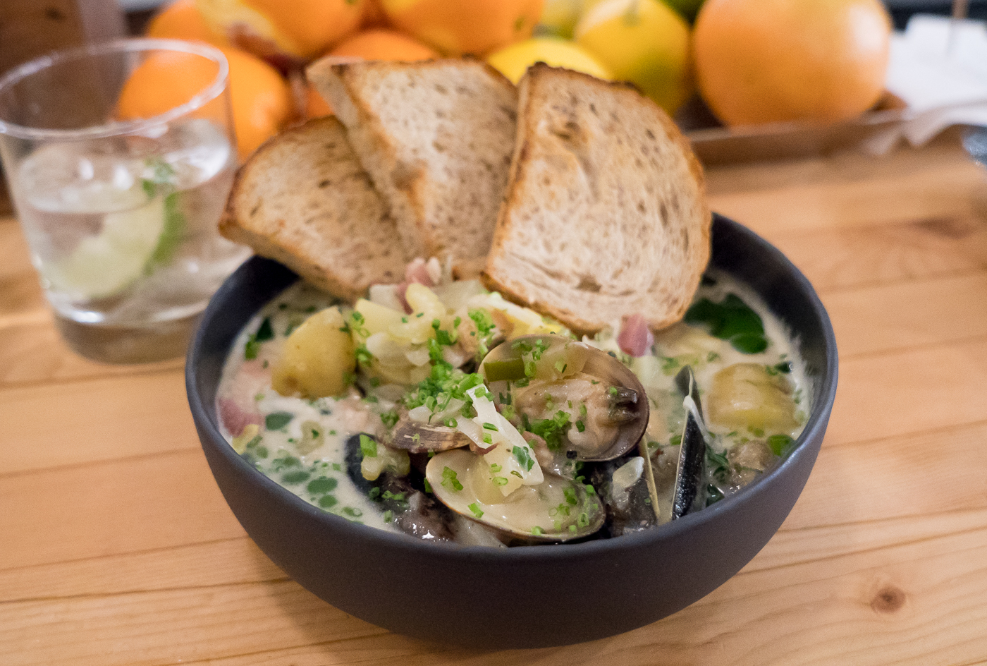 Soupe chowder de fruits de mer en voyage au Yukon, Whitehorse en hiver