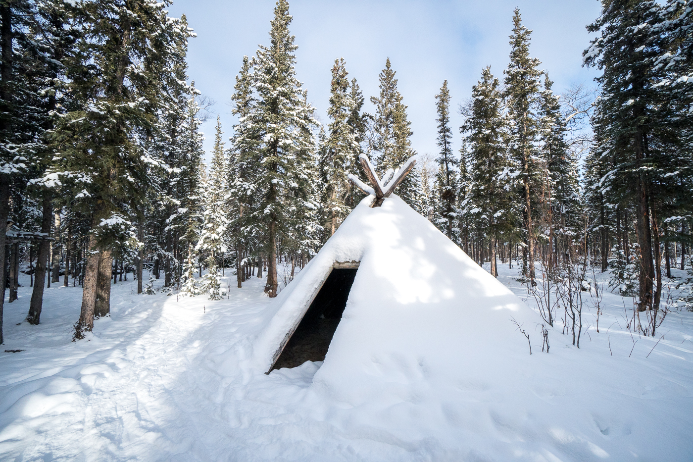 Tipi enneigé au Long Ago People's Place - à visiter à Champagne, Yukon