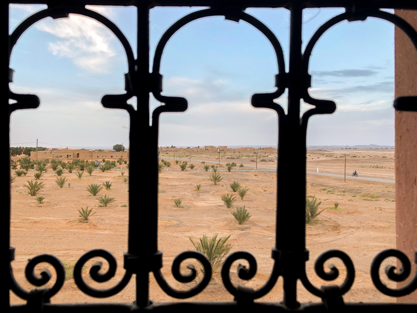 Vue du Riad Azawad dans le désert du Sahara au Maroc - Merzouga