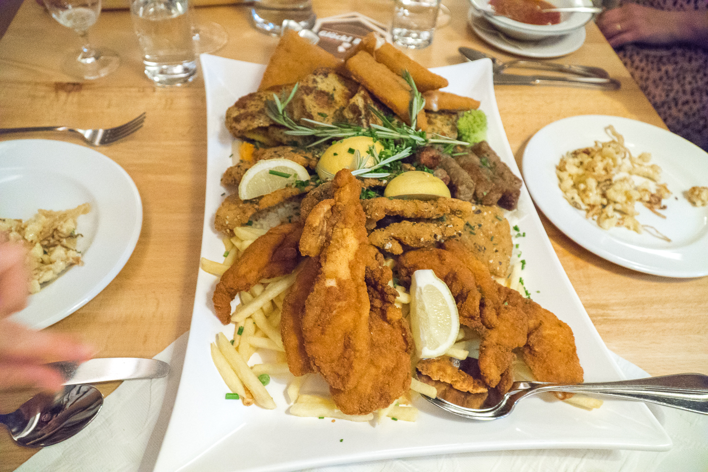 Glöcklbräu - plats typiques d'Autriche, schnitzel et saucisses