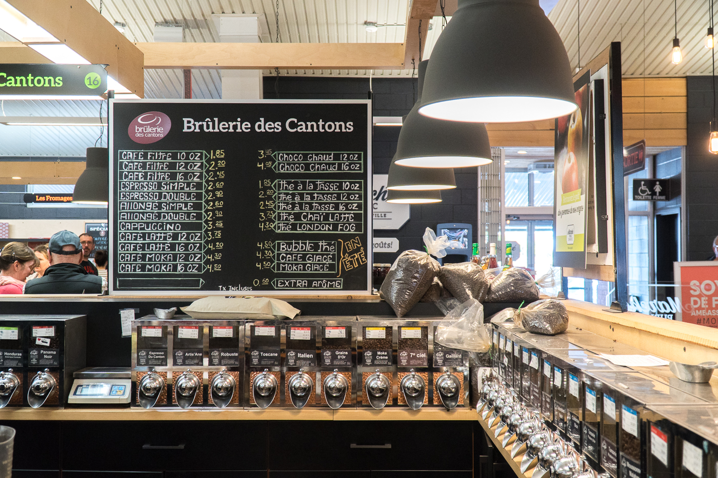 Affiche de prix de cafés à la Brûlerie des cantons au marché de Drummondville