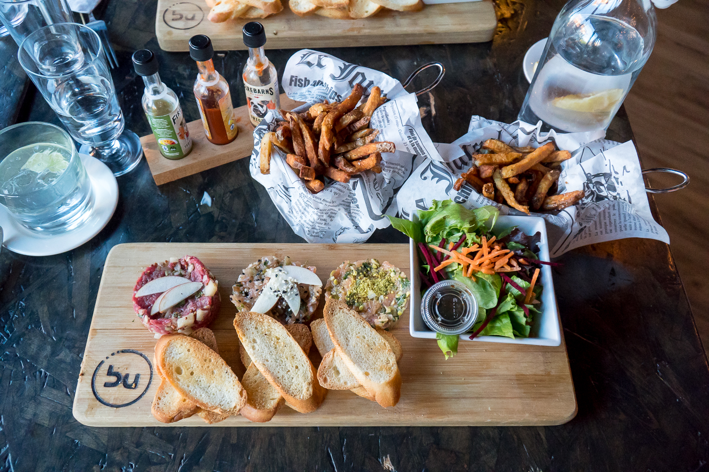 Assiette de trio de tartares et frites de l'Établi Brasserie Urbaine