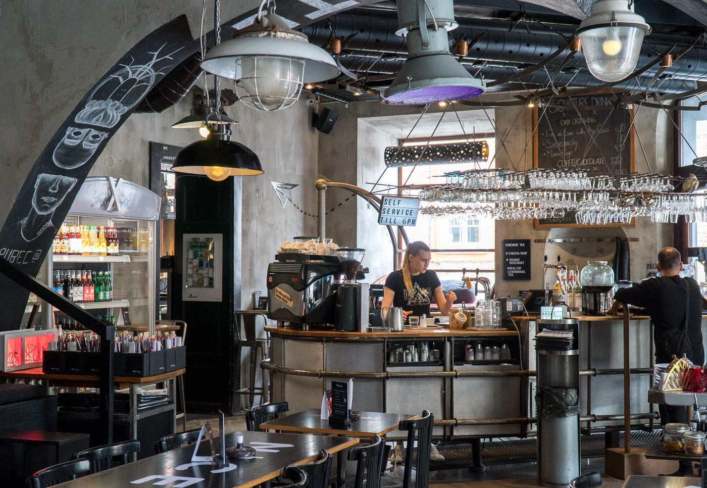 Bar et salle du Café Mitte Kaffee, un incontournable à Graz