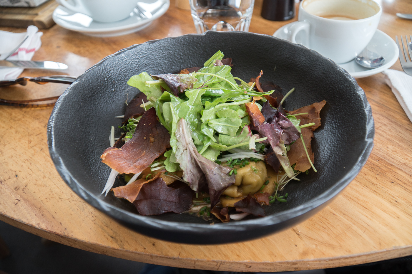 Bol de salade et ravioli au Freiblick Café de Graz