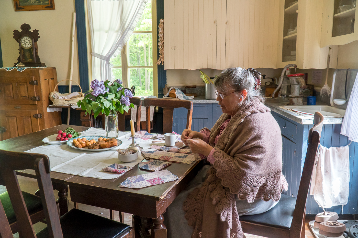 Dame qui explique l'histoire du village québécois d'antan