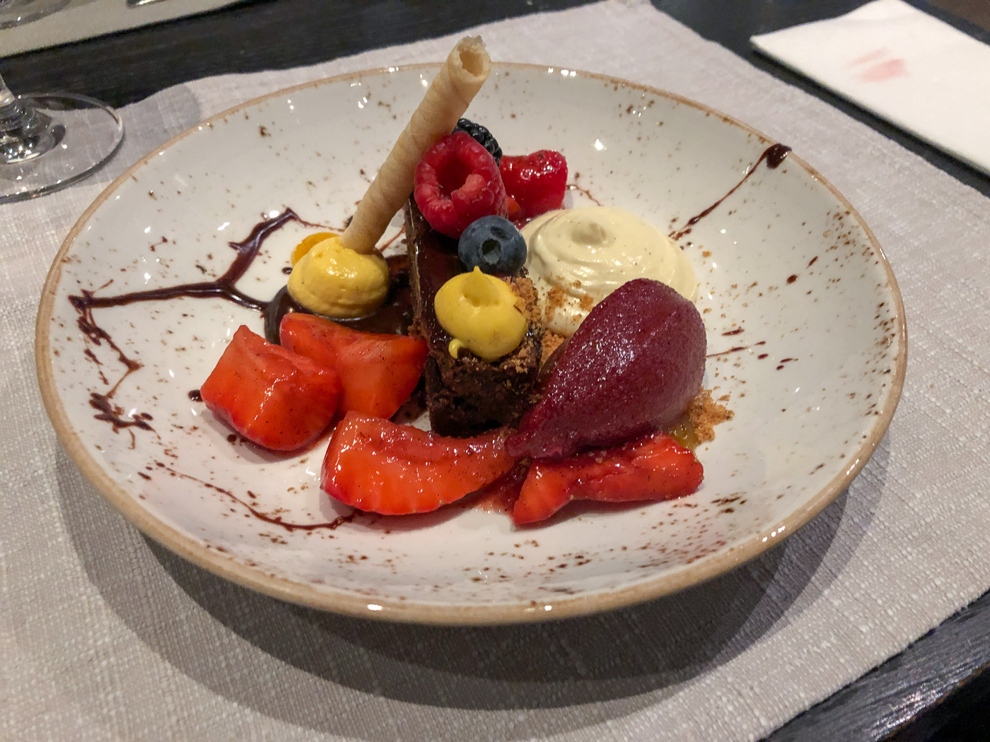 Dessert de fruits et glace au Aiola im Schloss de Graz