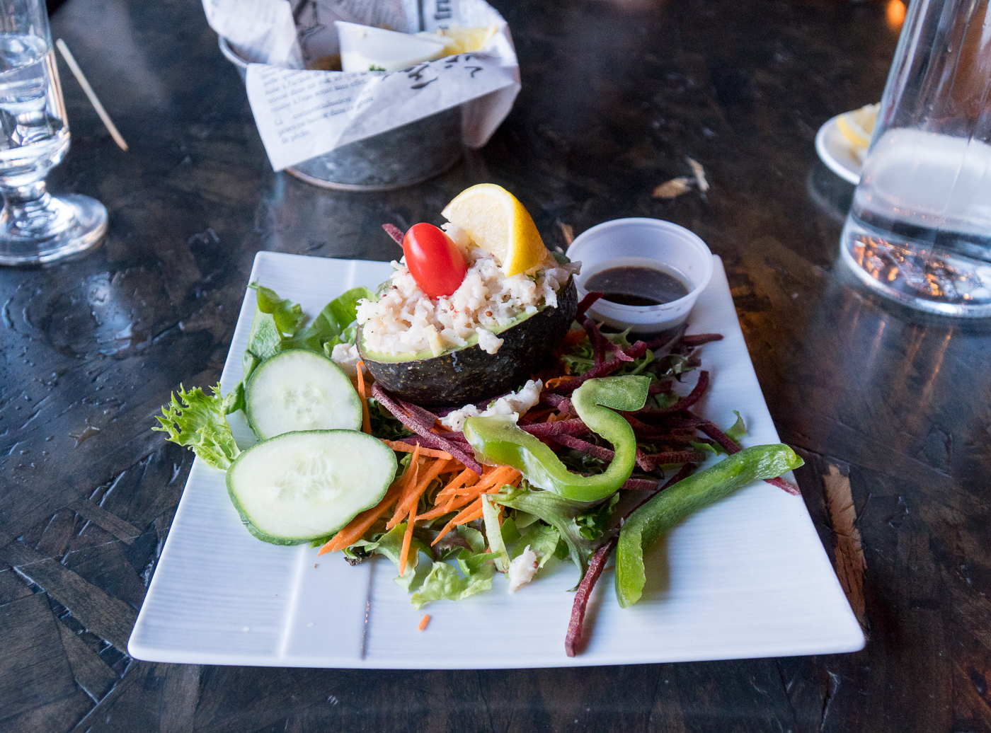 Entrée d'avocat avec crevettes de l'Établi Brasserie Urbaine - Où manger à Drummondville Québec